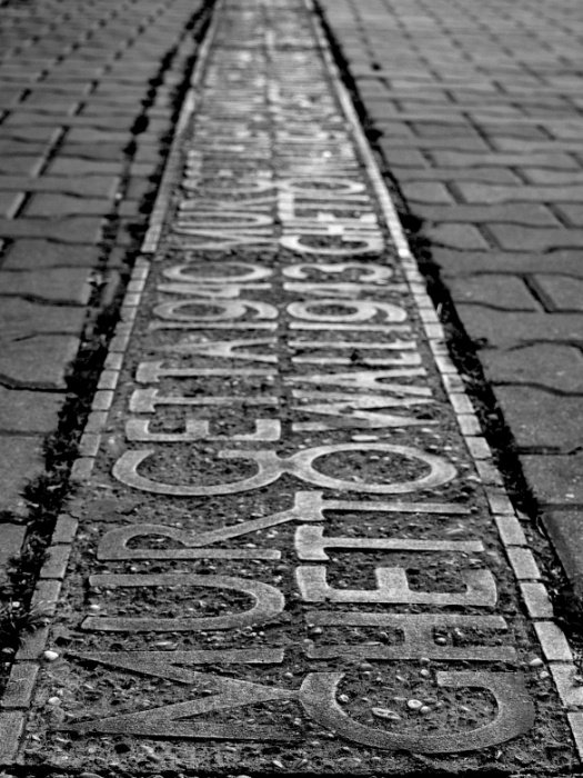 jeden mur, dwa światy, niemi świadkowie tragicznej historii