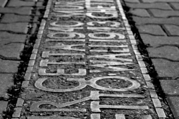 jeden mur, dwa światy, niemi świadkowie tragicznej historii