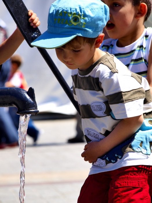 W upalne lato pić się chce