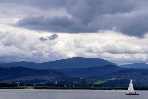 Samotny biały żagiel