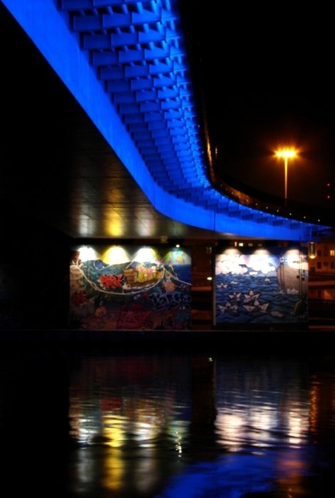 Pod mostem wcale nie musi być szaro.