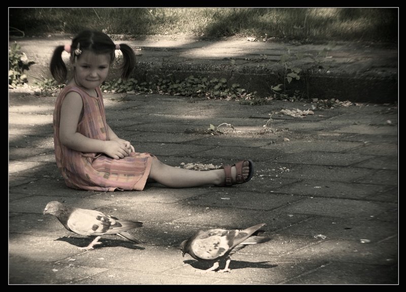 dziewczynka z gołębiami