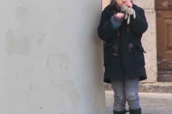 zamyslona dziewczynka