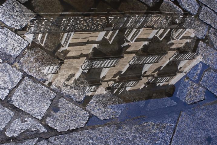 pomiędzy ulicznym gwarem