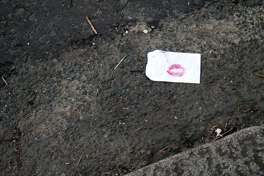 źle zaadresowany pocałunek......