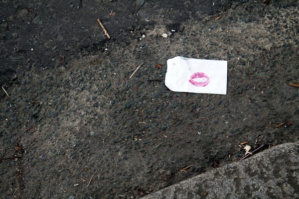 źle zaadresowany pocałunek......