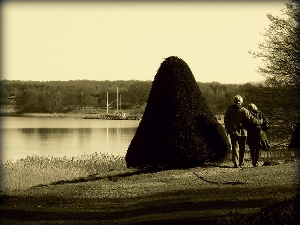 Spacerująca para nad jeziorem...