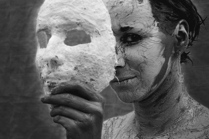 zdejmując maskę....