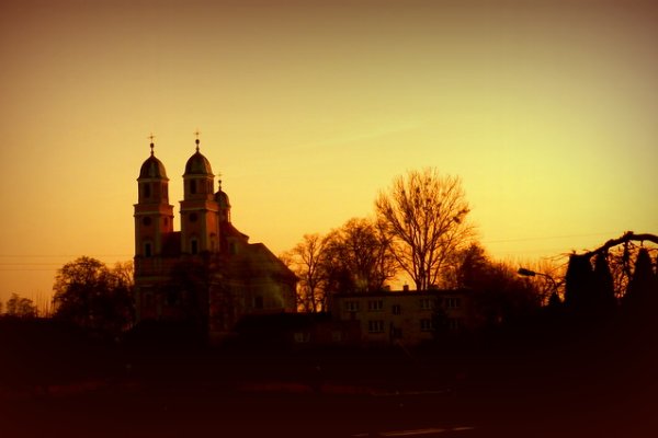 KOŚCIÓŁ NMP W SIERAKOWIE -O ZACHODZIE JESZCZE PIĘKNIJ WYGLĄDA