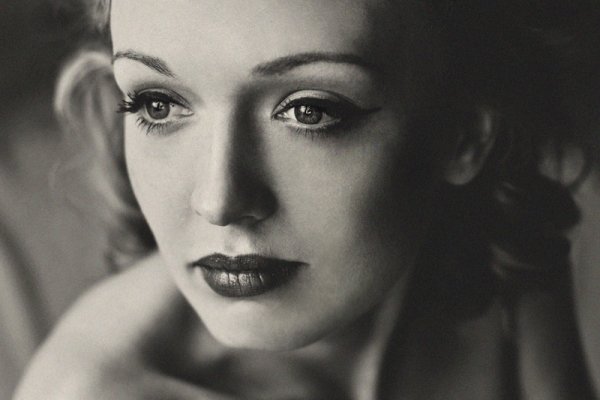 ..z twarzą  Marylin Monroe