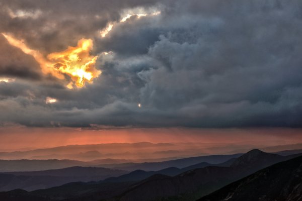 Wschód słońca w górach