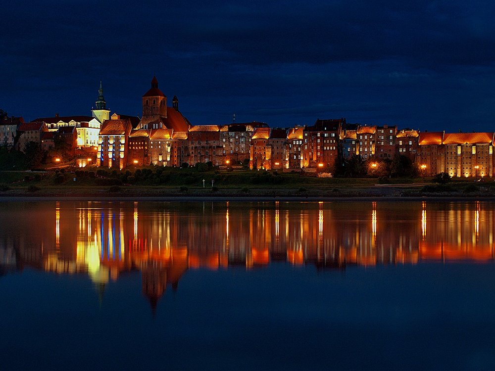 Grudziądz nocą od strony Wisły