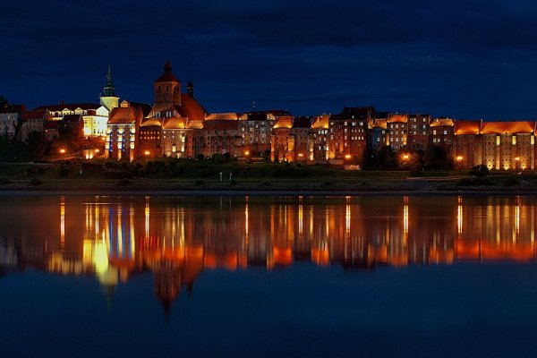 Grudziądz nocą od strony Wisły