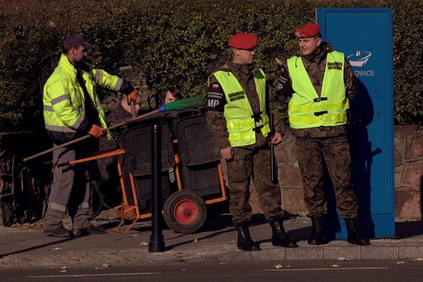 Służby porządkowe...