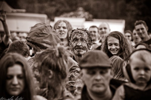 ...sam pośród tłumu...