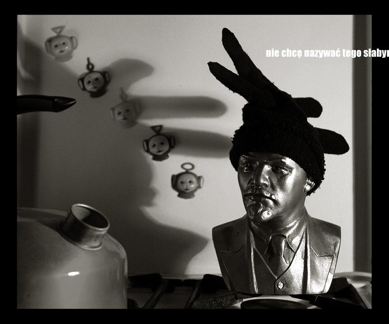 lenin w czapce irokezce z teletubisiami i czajnik