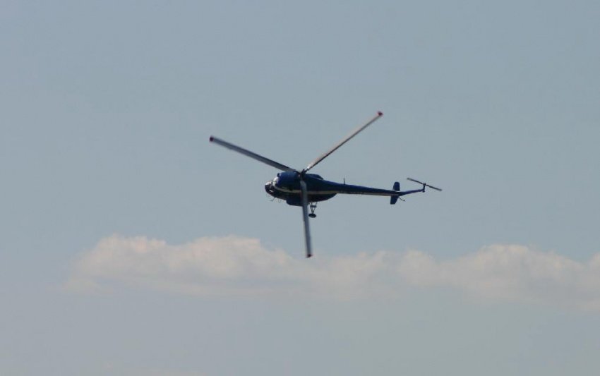 Helikopter policyjny pikujący w dół