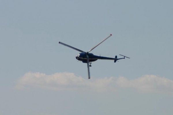 Helikopter policyjny pikujący w dół