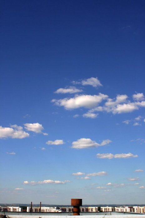 Chmurki bloki komin dach