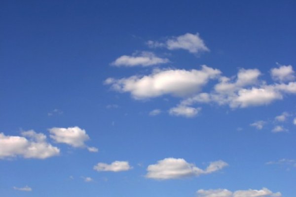 Chmurki bloki komin dach