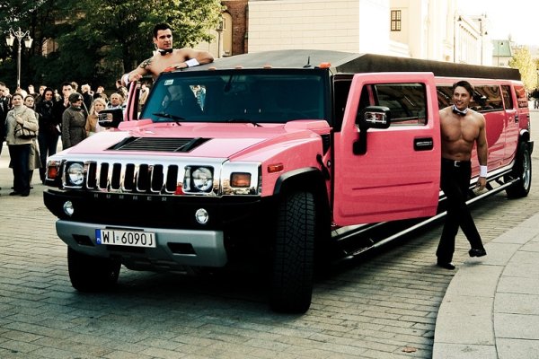 Ekipa z rozowego Hummera