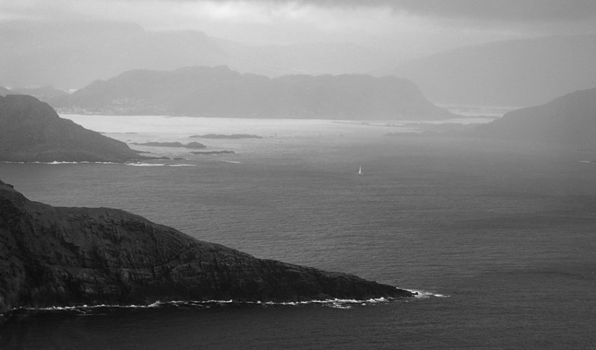 samotny biały żagiel