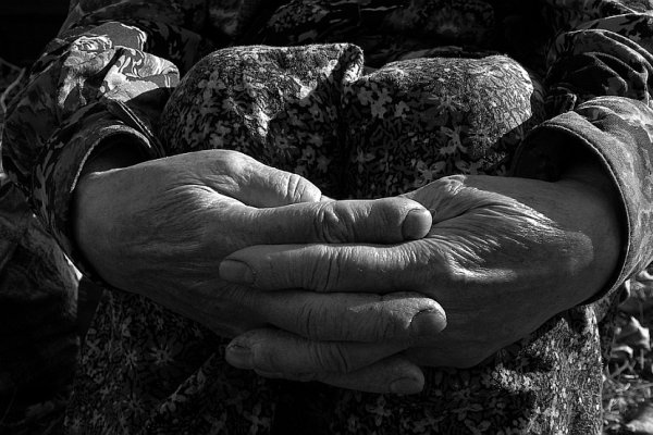 Dłonie w jesieni życia