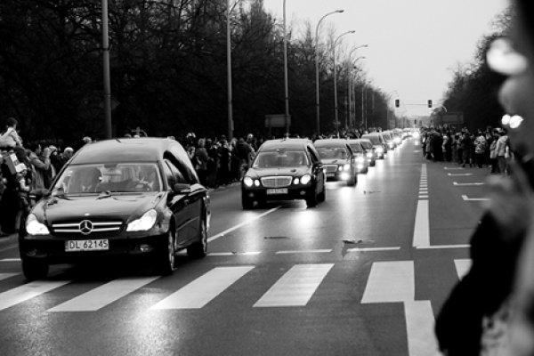 Polacy zegnaja ofiary tragedii w Smolensku...