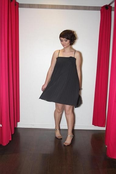 wpatrzona w podłogę